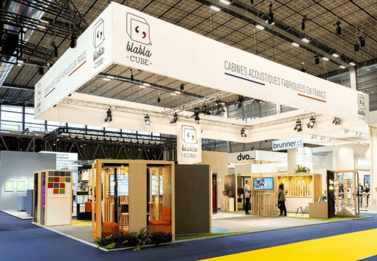 Illuminated stand with electrical box at a trade show - Expose platform