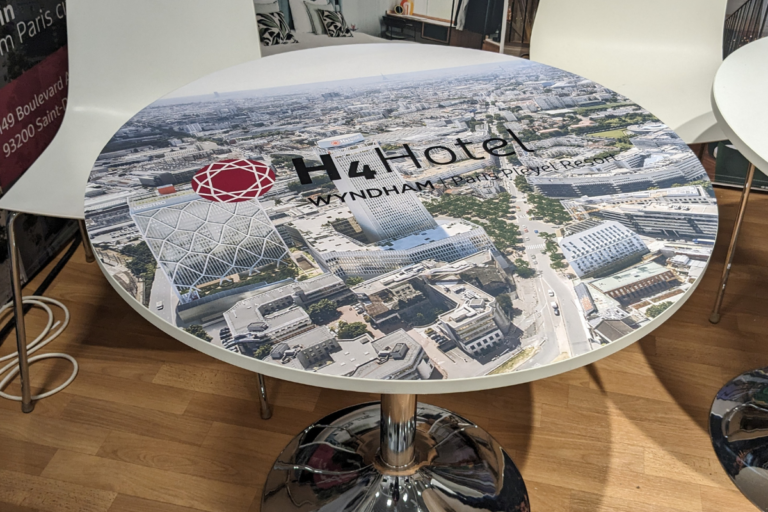 Sticker sur table - Stand H4 Hotel Paris Saint Denis - Plateforme Expose