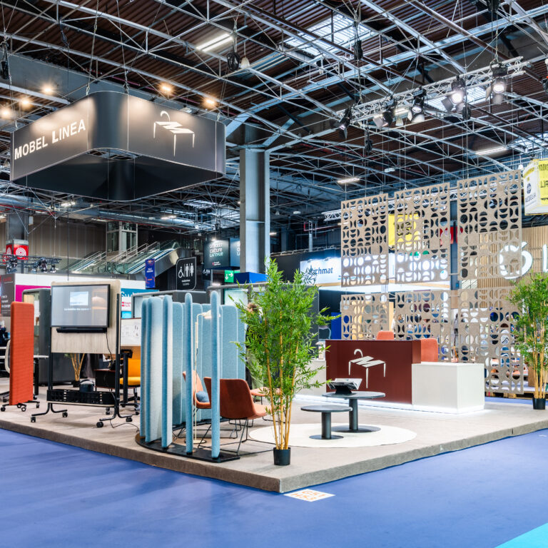 Plancher technique Mobel Linea en angle installé sur un stand de salon professionnel Workspace 2025